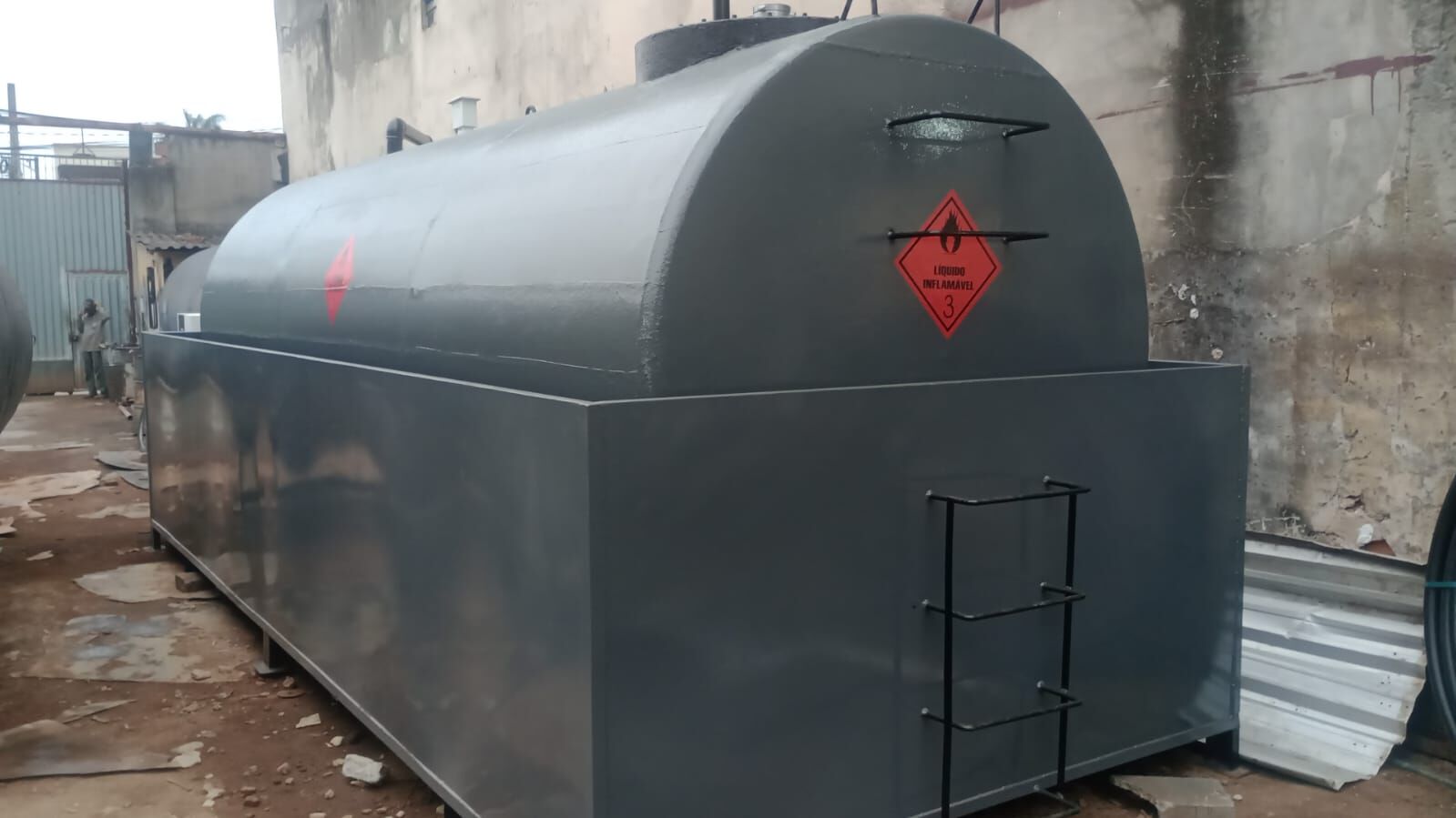 Tanque diesel aéreo cinza reforçado com bacia de contenção