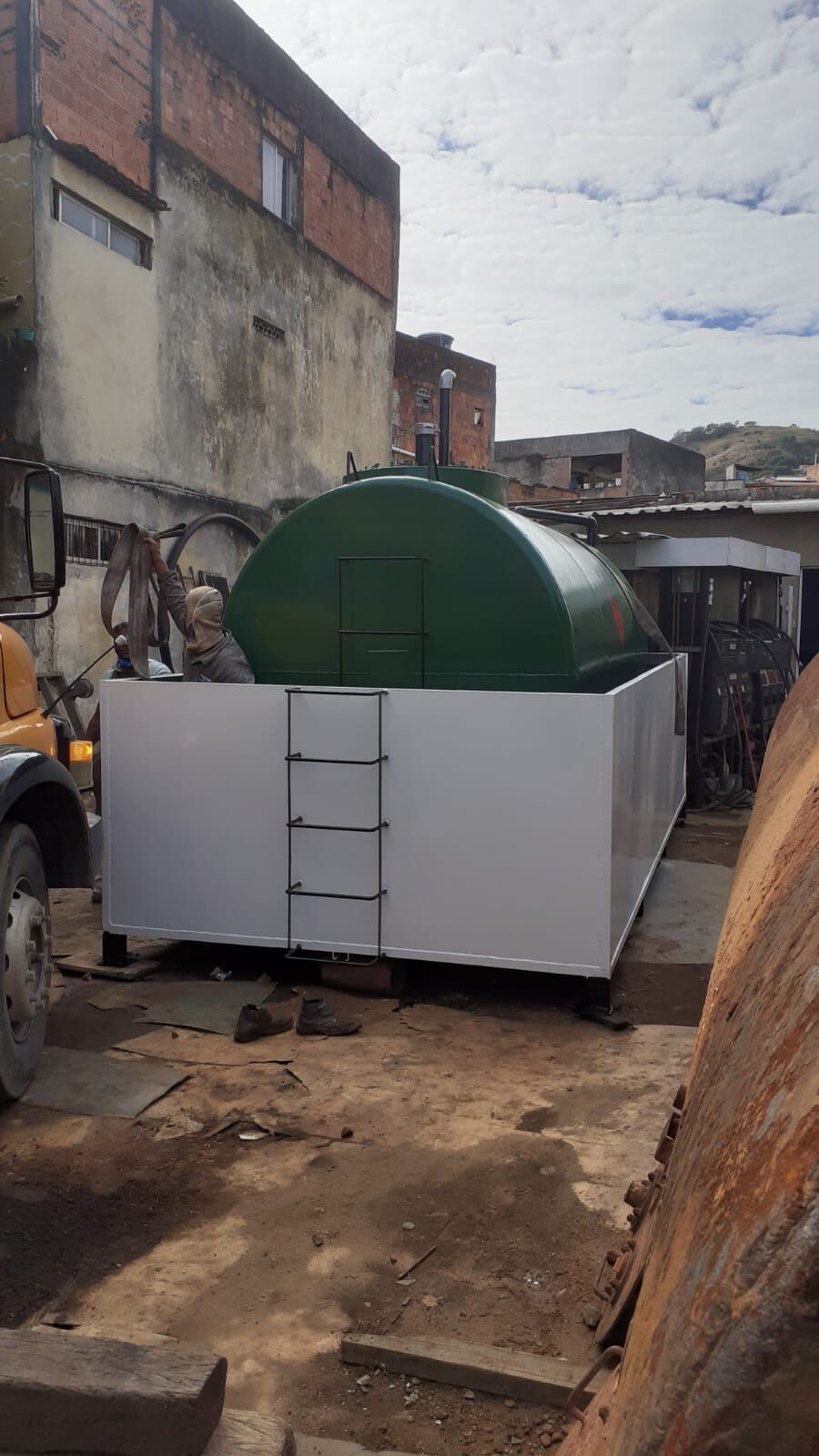 Tanque de combustível sob medida com bacia de contenção e escada de acesso