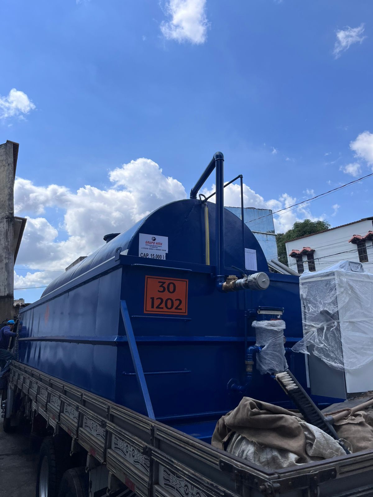 Tanque aéreo azul de 15.000L com bacia de contenção pronto para entrega
