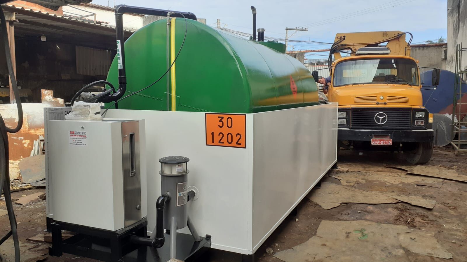 Tanque de combustível com bacia de contenção e painel de abastecimento